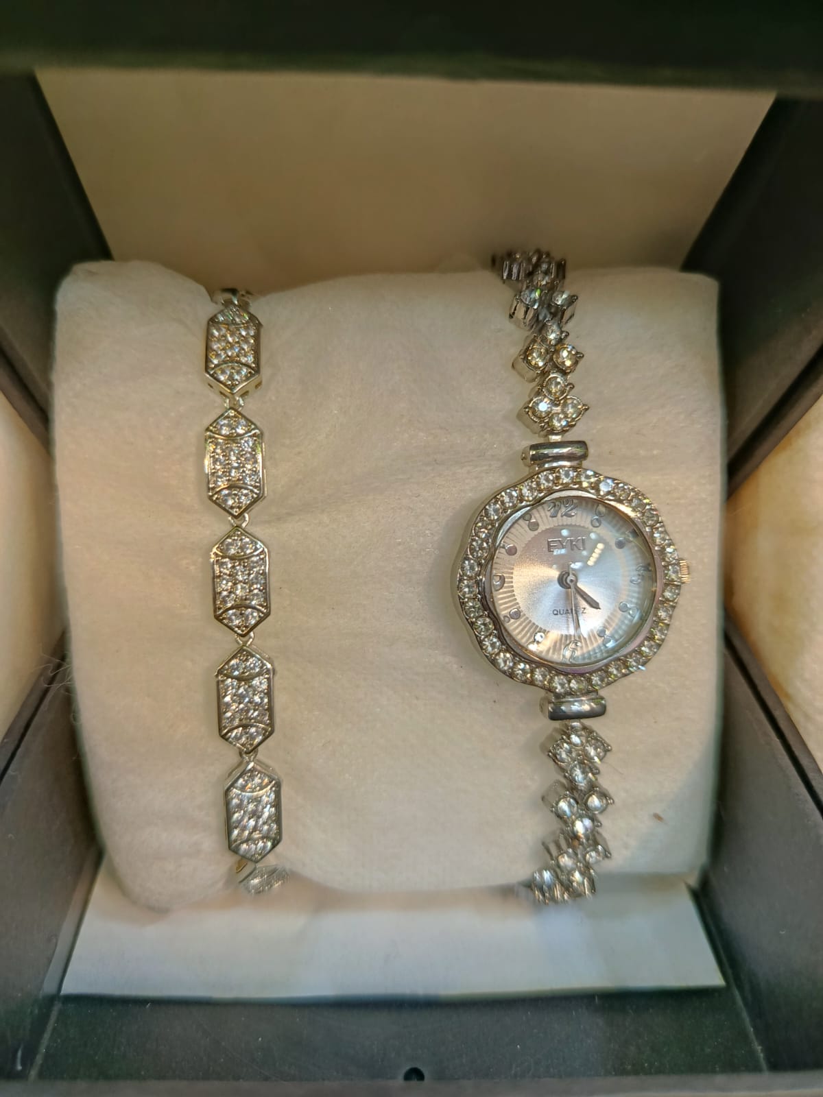 A.B Luxury Ladies Watch & Bracelet Set – Rose Gold Crystal Design